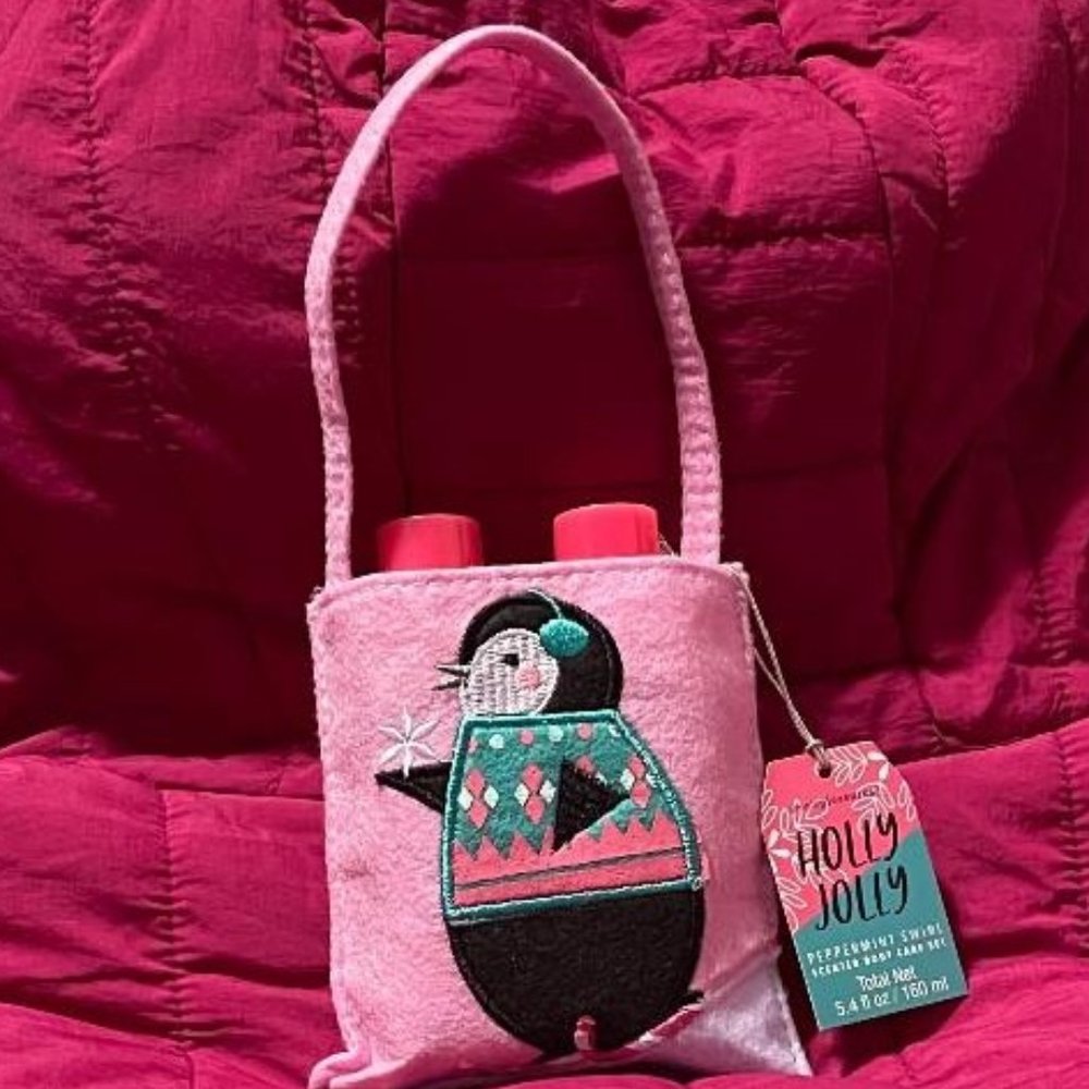 NWT SIMPLE PLEASURES PEPPERMINT SWIRL SET & PENGUIN GIFT BAG SHOWER GEL & LOTION